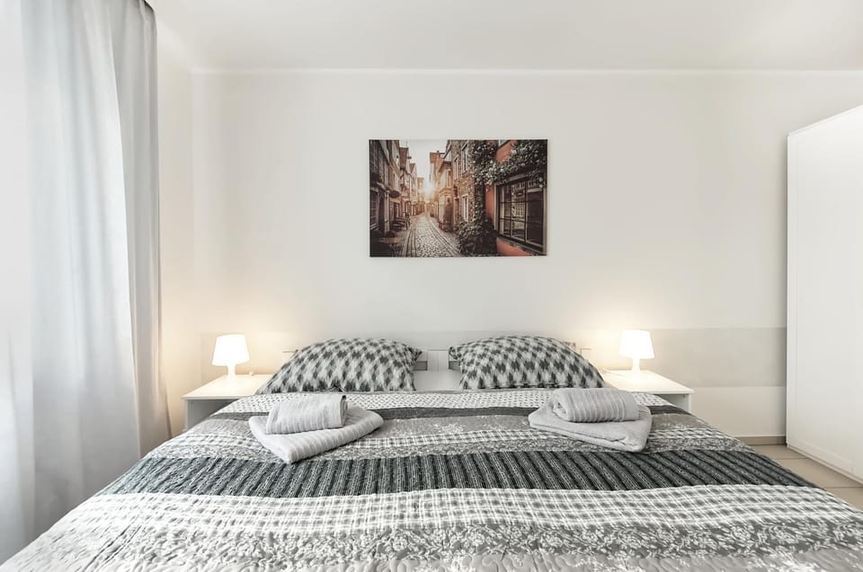 Bed, Photo of the whole room, Bedroom, towels