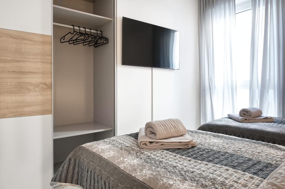 Bed, TV and multimedia, Photo of the whole room, Bedroom, towels