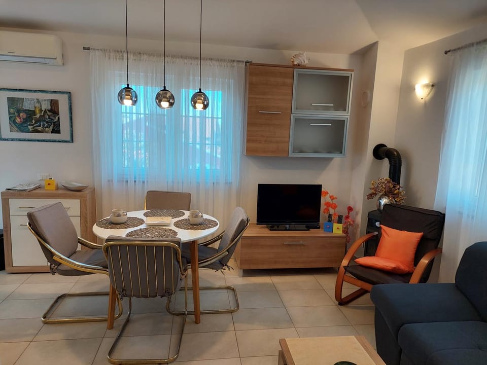 TV and multimedia, Living room, Seating area, Dining area