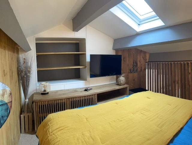 Bed, TV and multimedia, Photo of the whole room, Bedroom