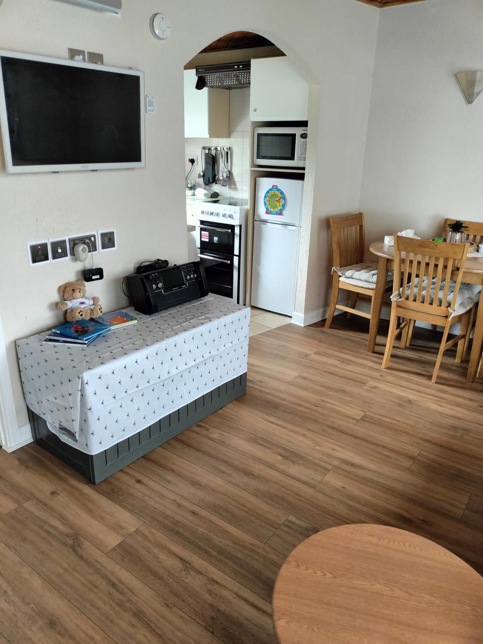 TV and multimedia, Living room, Seating area, Dining area