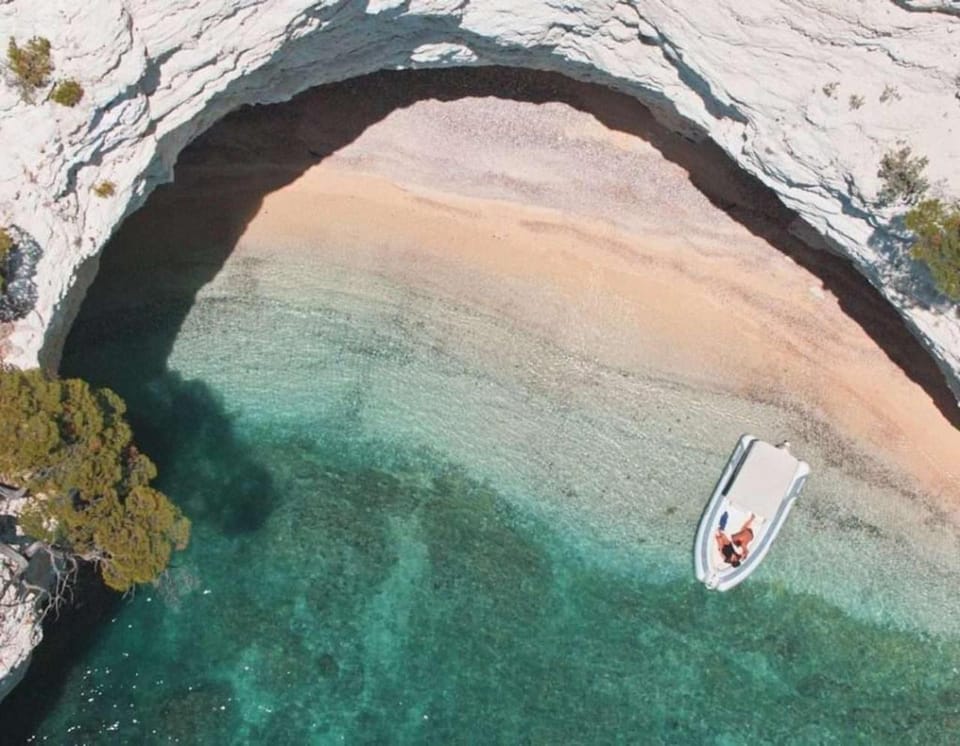 Nearby landmark, Restaurant/places to eat, Natural landscape, Fishing, Snorkeling, Beach, Canoeing, Hiking, Sports, Entertainment