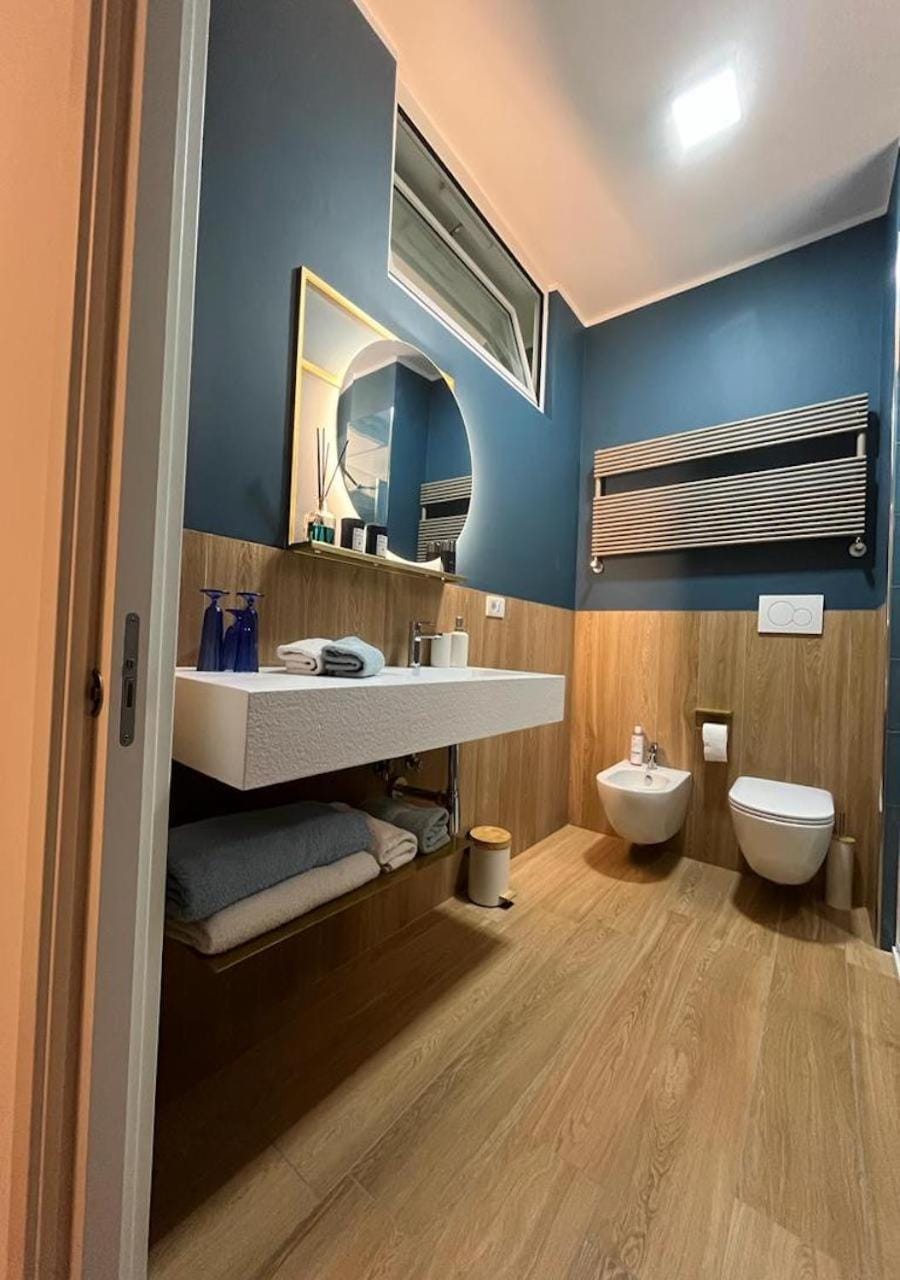 Toilet, Bathroom, bidet, towels, towels