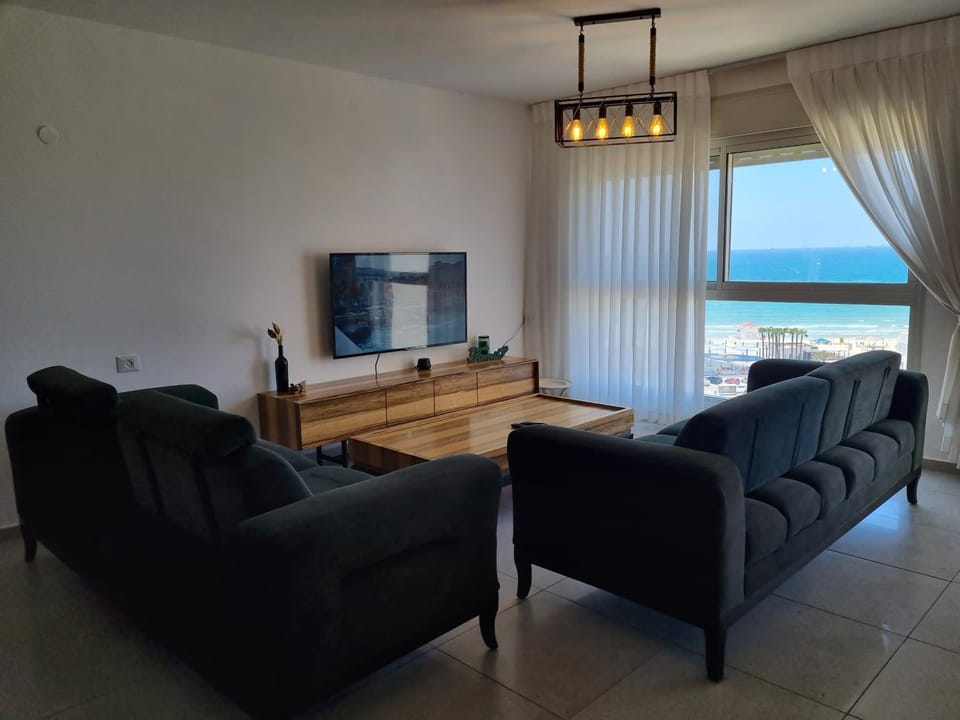 Communal lounge/ TV room, Sea view