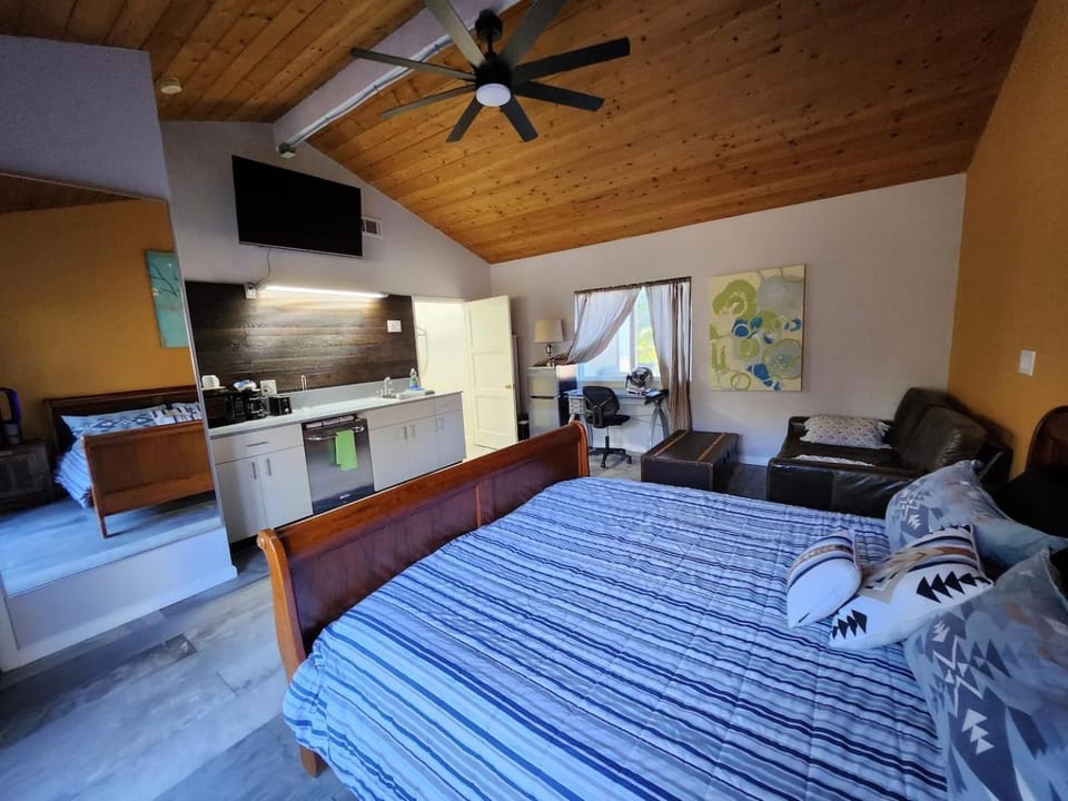 Bed, TV and multimedia, Kitchen or kitchenette, Photo of the whole room, Seating area, Bedroom, fireplace, minibar