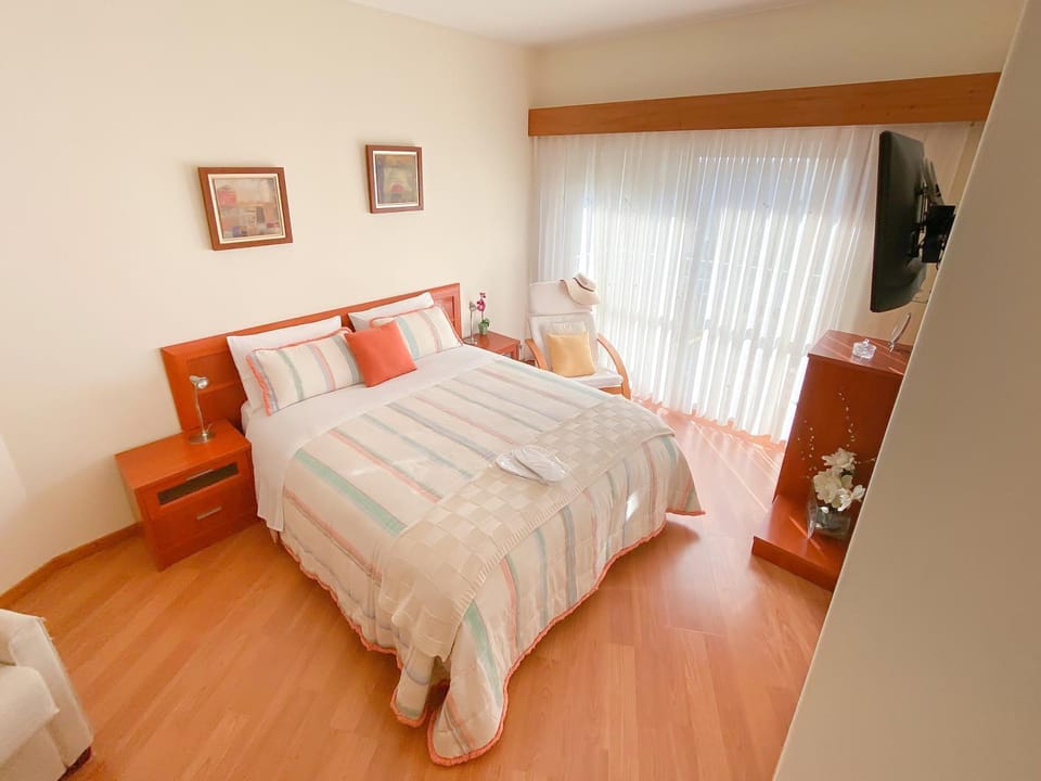 Bed, TV and multimedia, Photo of the whole room, Evening entertainment