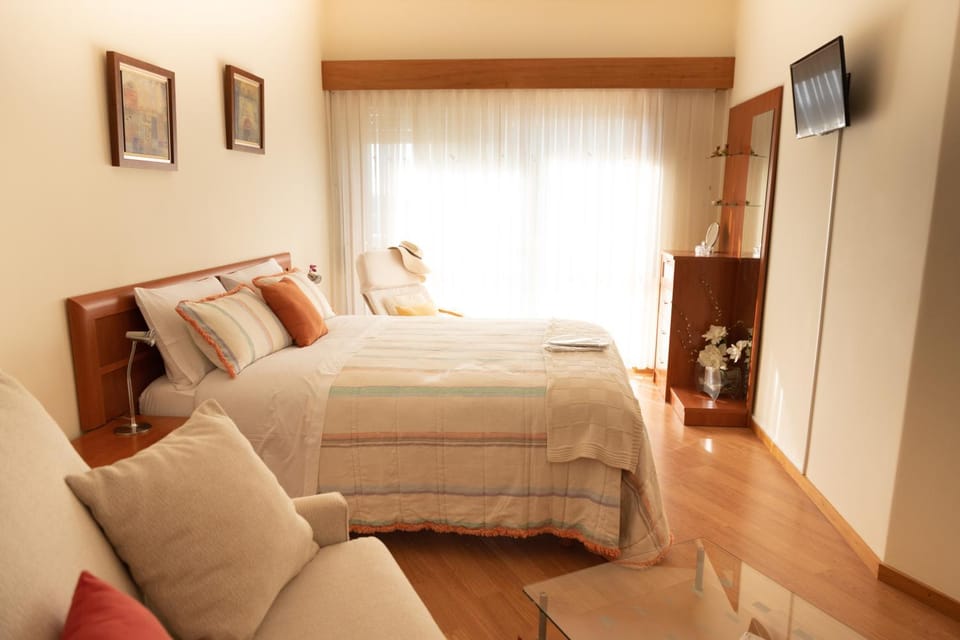 Bed, TV and multimedia, Photo of the whole room, Evening entertainment, Bedroom