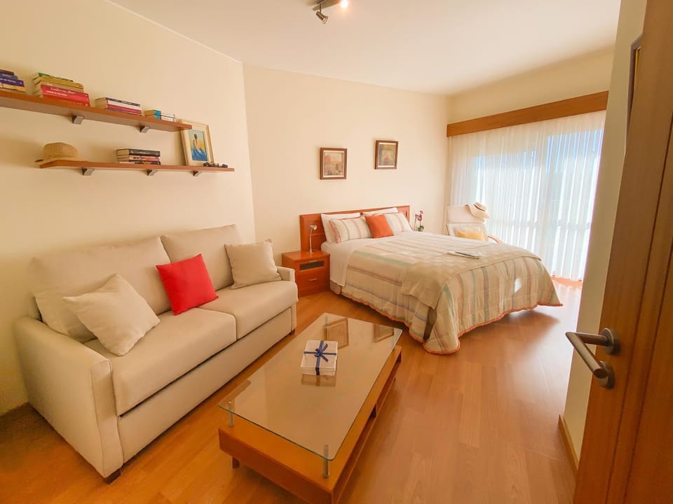 Bed, Photo of the whole room, Seating area, Bedroom