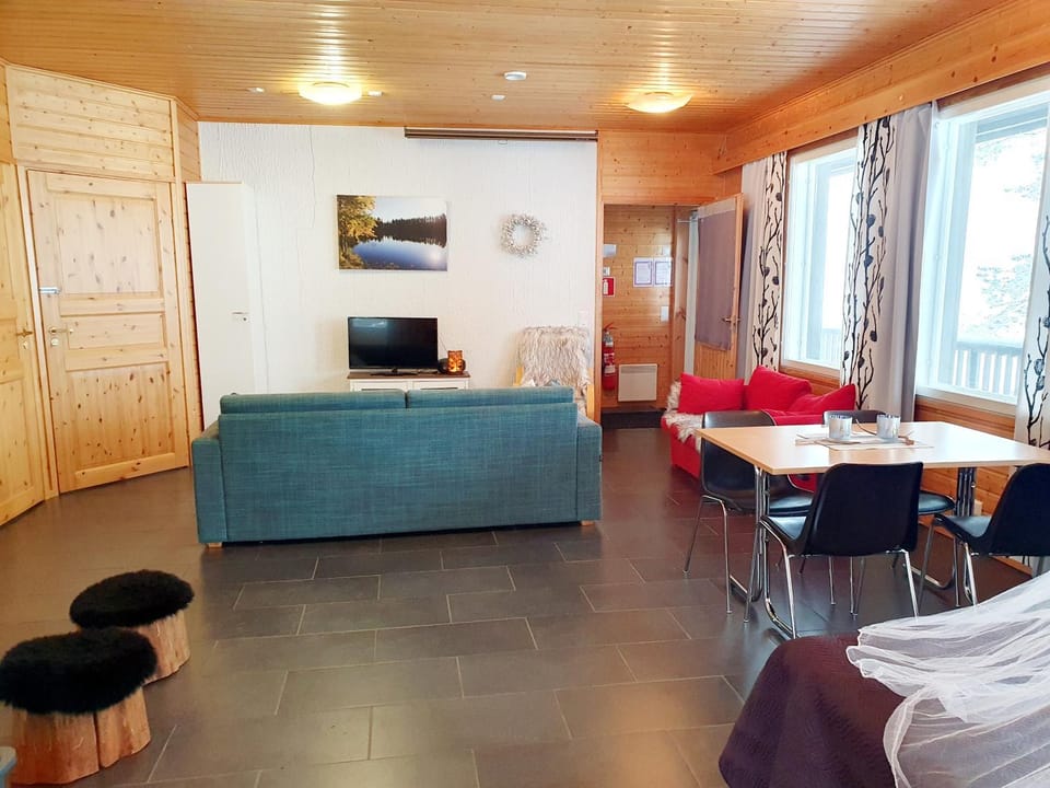 TV and multimedia, Seating area, Dining area