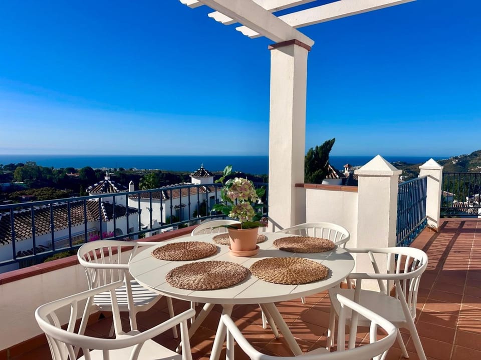 Property building, Balcony/Terrace, Living room