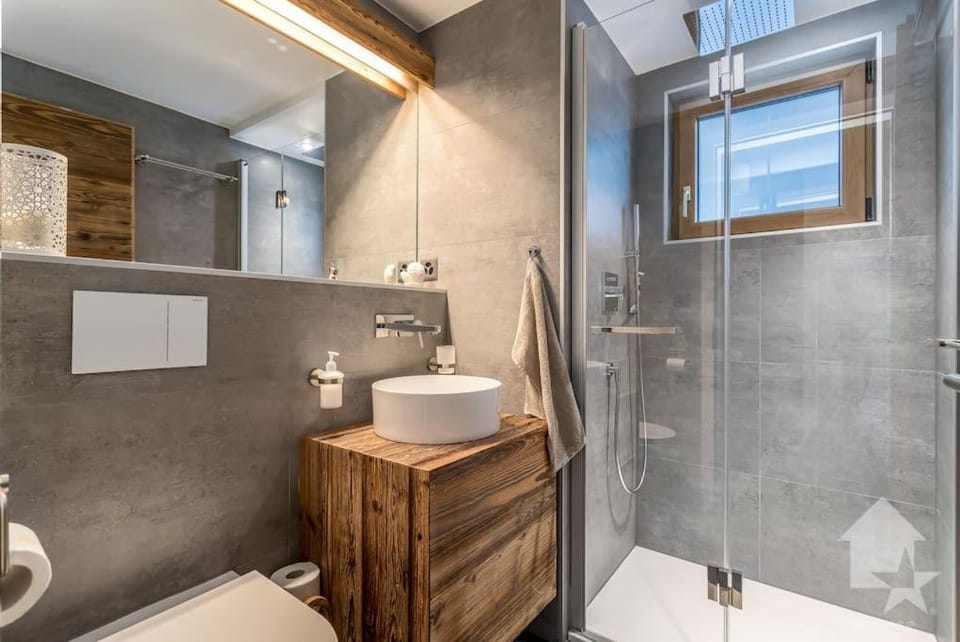 Shower, Toilet