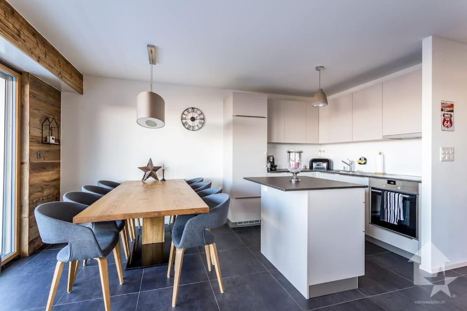 Kitchen or kitchenette, Seating area, dishwasher, oven