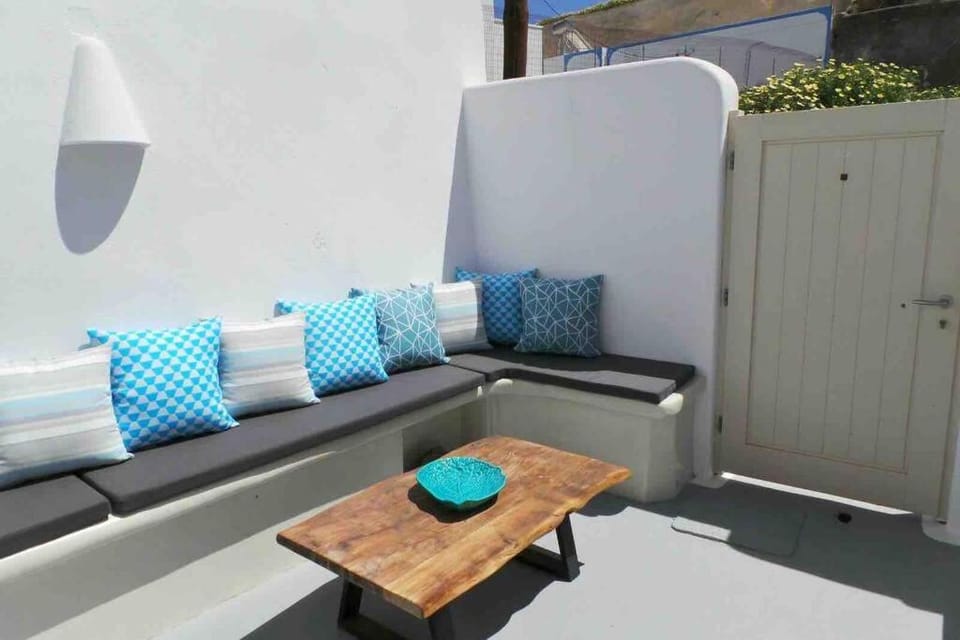 Cave at White Rock - Private outdoor jacuzzi House in Santorini