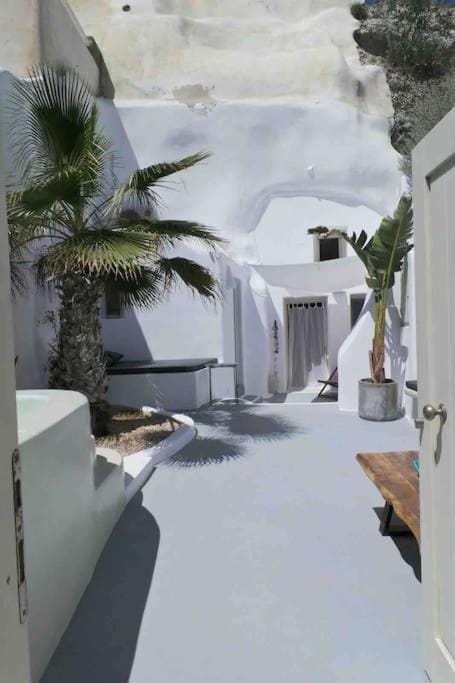 Cave at White Rock - Private outdoor jacuzzi House in Santorini