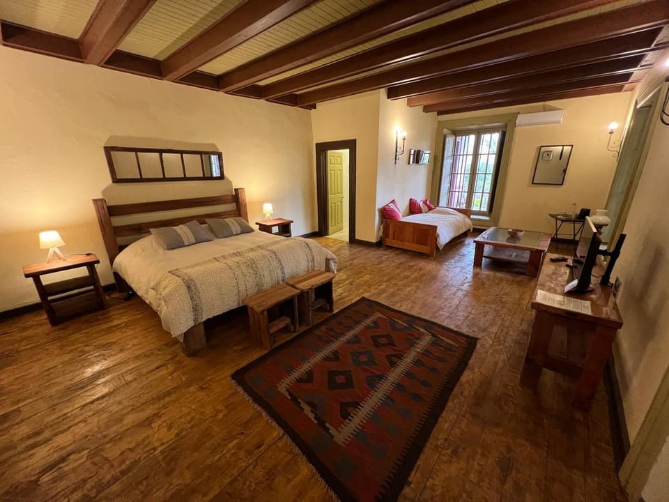 Bed, TV and multimedia, Photo of the whole room