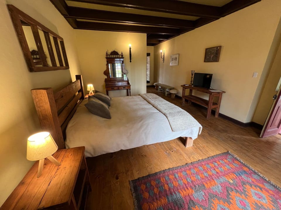 Bed, TV and multimedia, Photo of the whole room