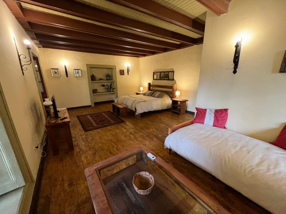 Bed, TV and multimedia, Photo of the whole room, Bedroom