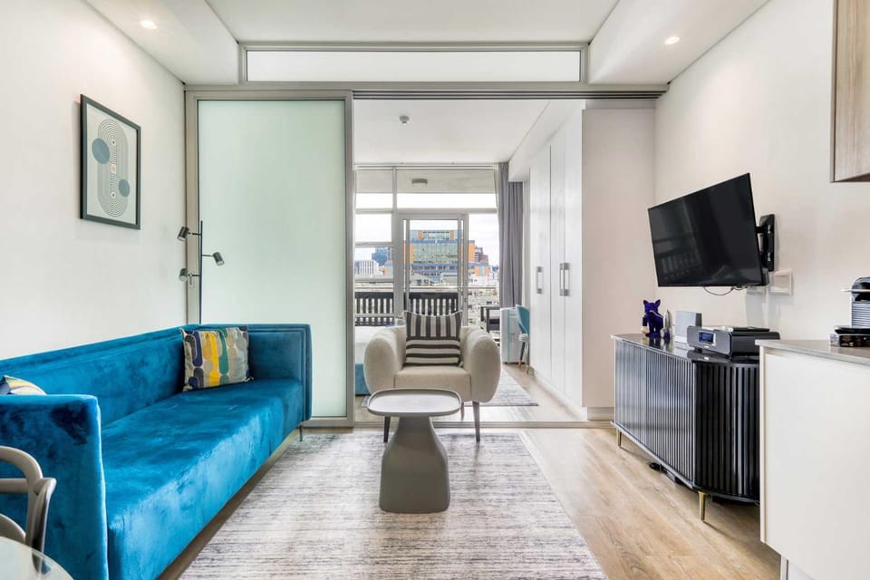 TV and multimedia, Kitchen or kitchenette, Living room, Seating area