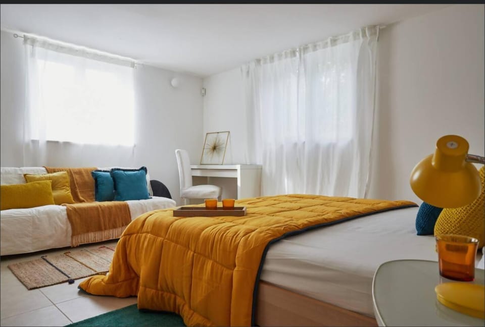 Bed, Living room, Photo of the whole room, Seating area, Bedroom