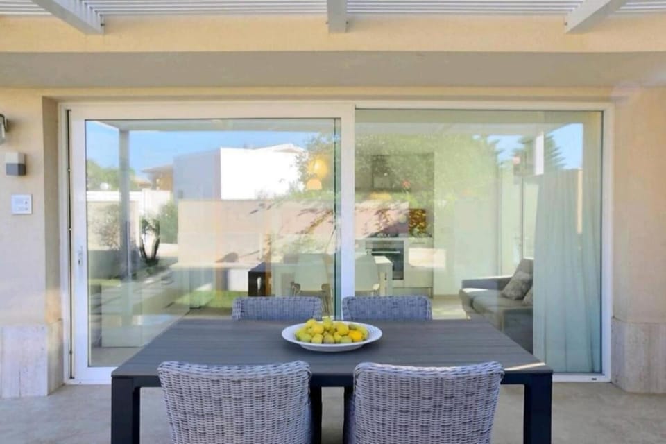Seating area, Dining area, Food