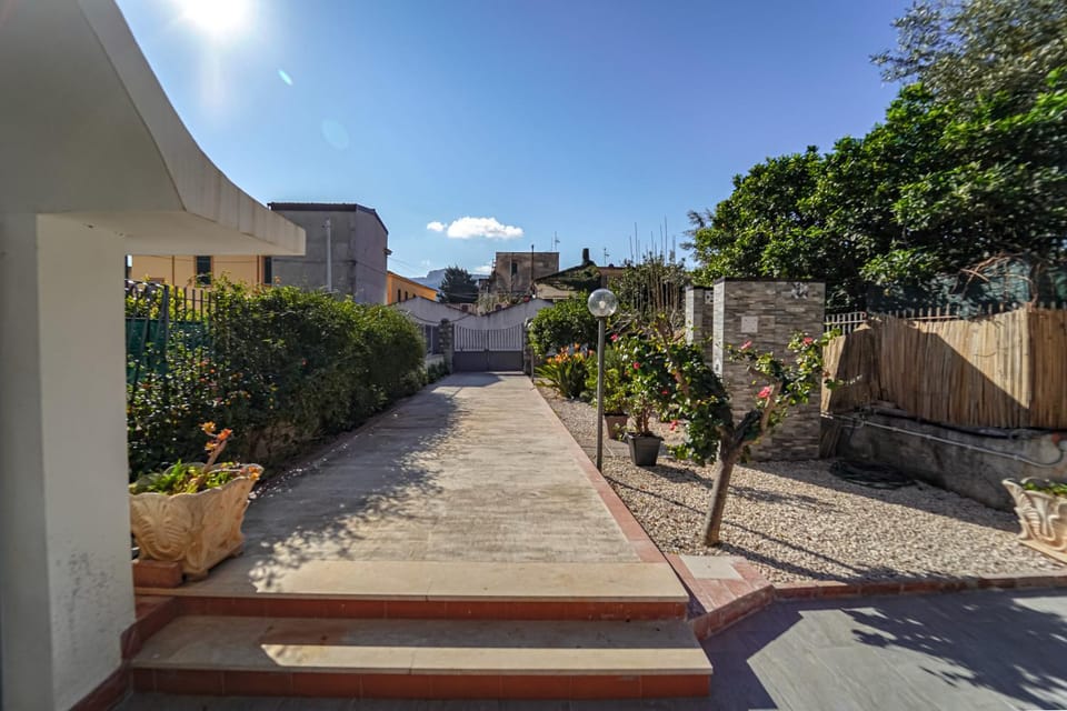 Lovely Villa, close to the beach House in Palermo