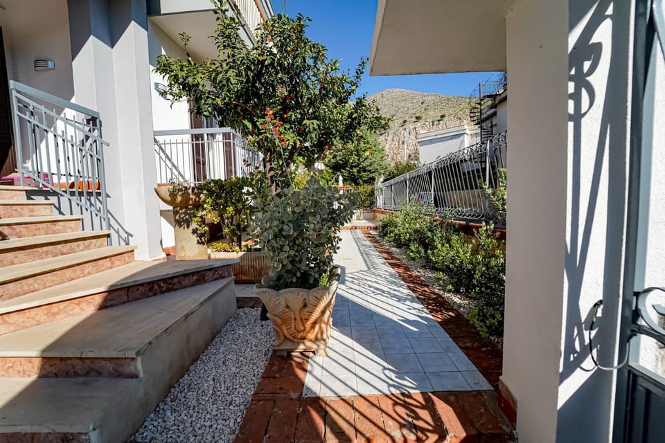 Lovely Villa, close to the beach House in Palermo