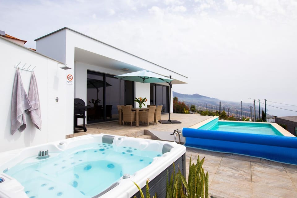 Day, Natural landscape, Hot Tub, Mountain view, Pool view, Swimming pool, sunbed