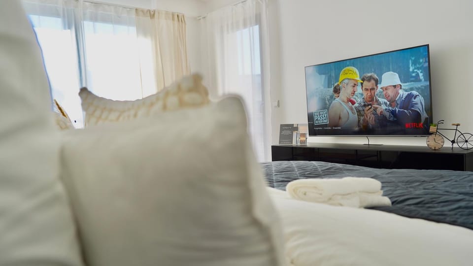 Bed, TV and multimedia, Living room, Photo of the whole room, Seating area, Evening entertainment, Bedroom