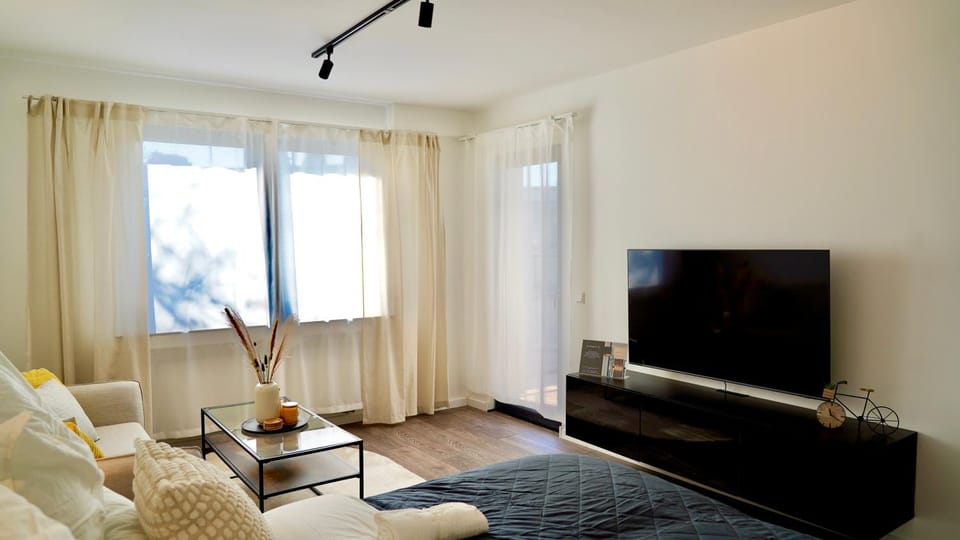 TV and multimedia, Living room, Seating area, Evening entertainment