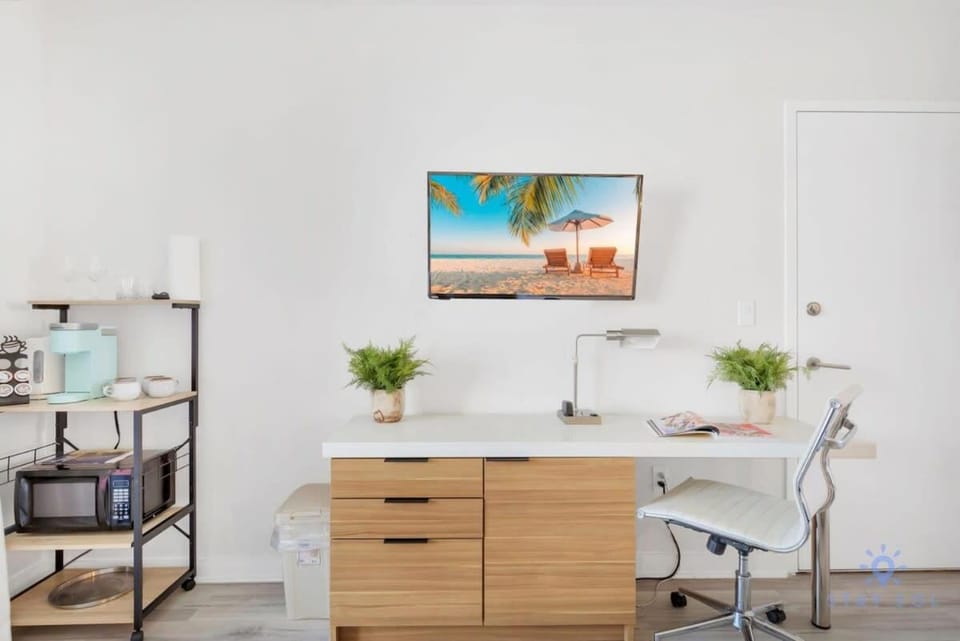 Spectacular View with Balcony, Pool, Near Beach House in Hallandale Beach