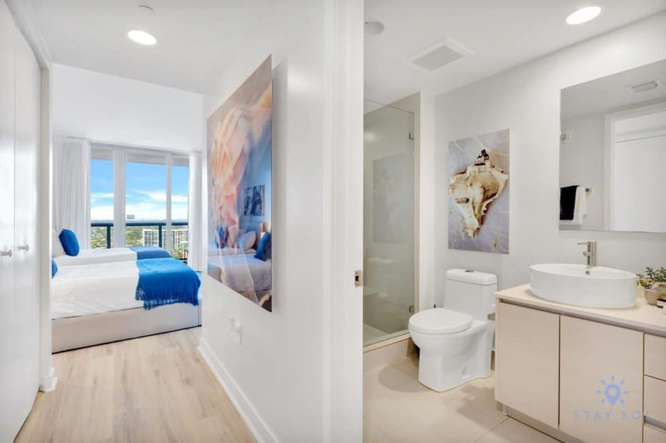 Spectacular View with Balcony, Pool, Near Beach House in Hallandale Beach