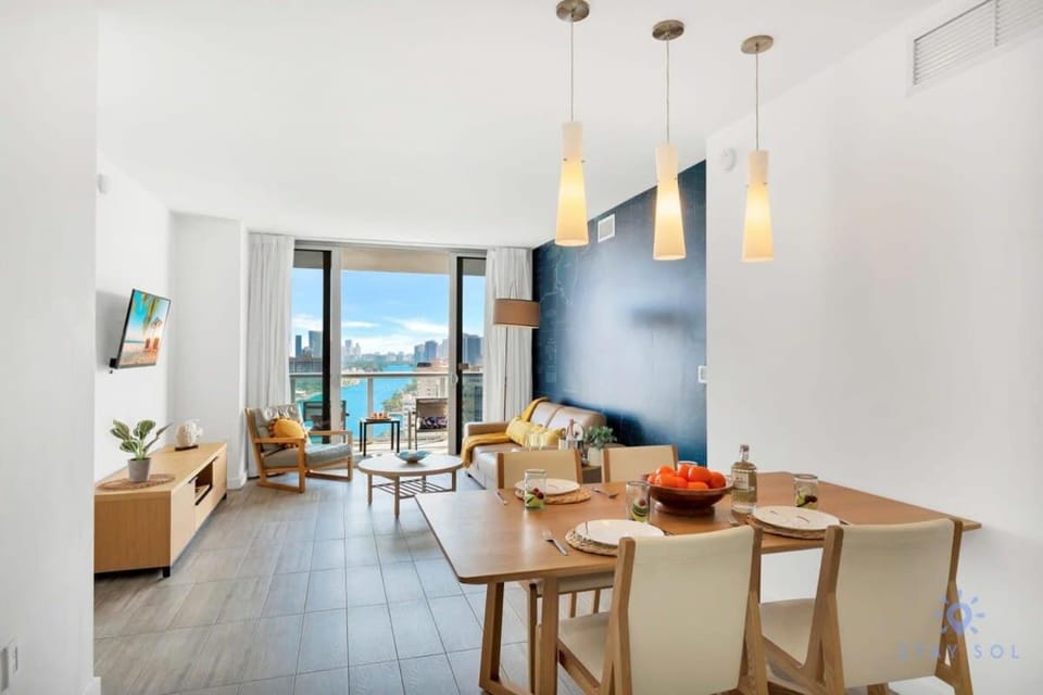 Infinite View, Balcony with Gym and Amazing Pool Apartment in Hallandale Beach