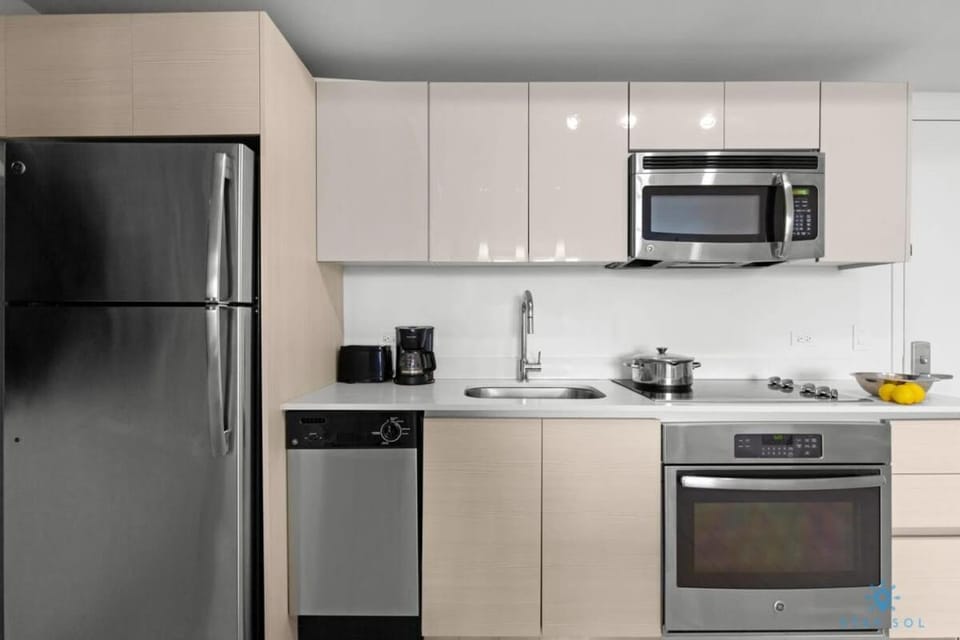 Infinite View, Balcony with Gym and Amazing Pool Apartment in Hallandale Beach