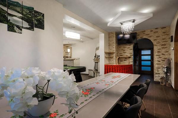 TV and multimedia, Living room, Seating area, Dining area