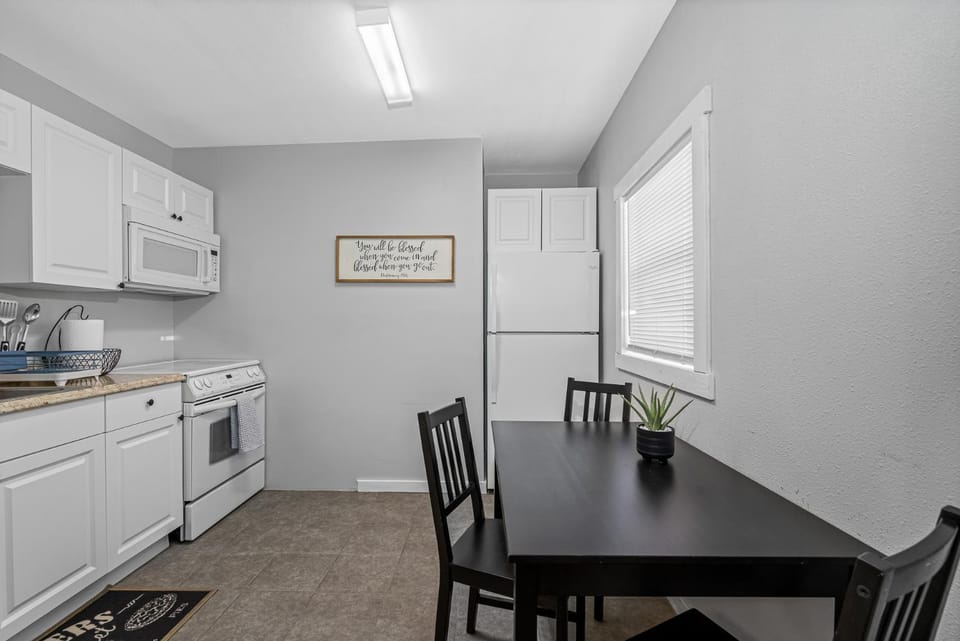 Kitchen or kitchenette, Dining area, kitchen