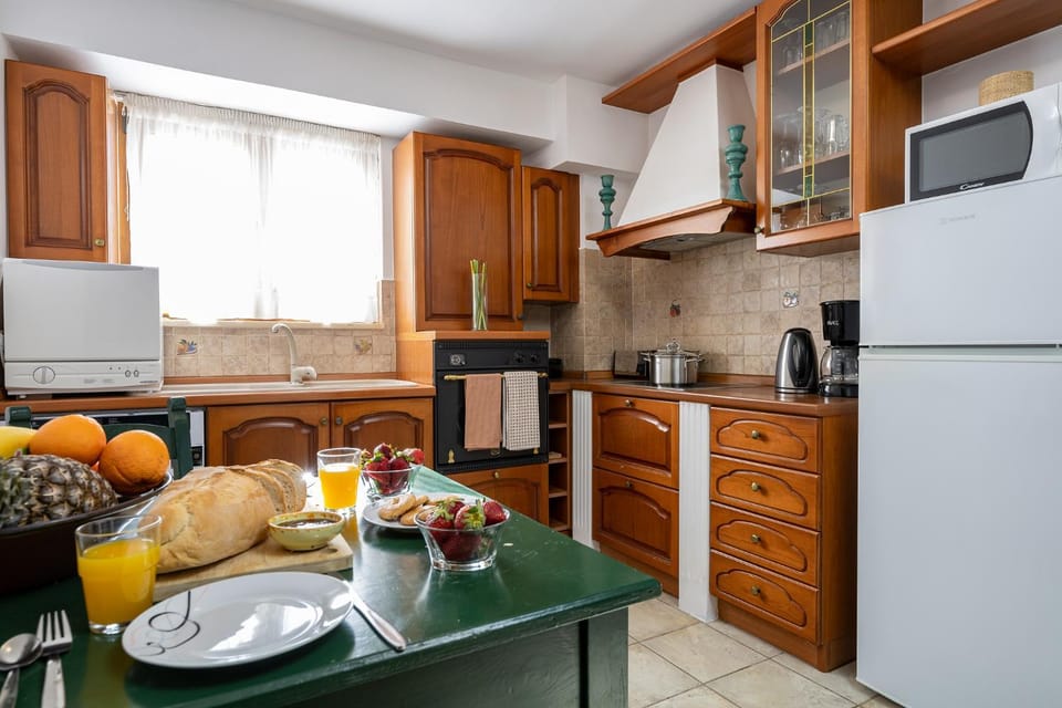 Coffee/tea facilities, Kitchen or kitchenette, Dining area, dishwasher, stove
