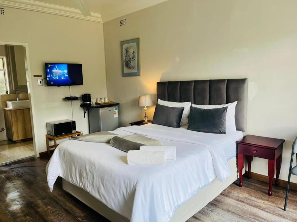 Shower, Toilet, Bed, TV and multimedia, Bedroom, minibar, wardrobe