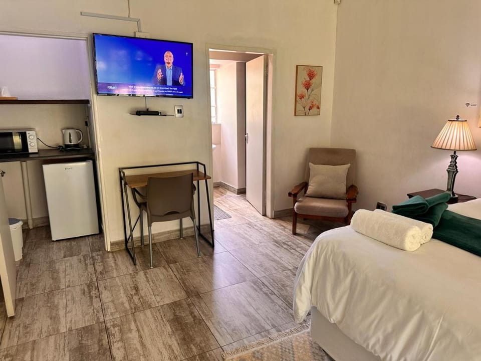 Bed, TV and multimedia, Seating area, Bedroom, microwave, wardrobe