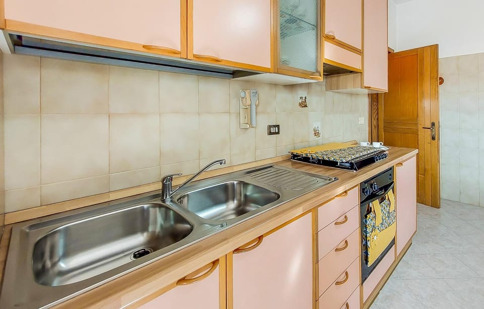 Kitchen or kitchenette, pet friendly, stove