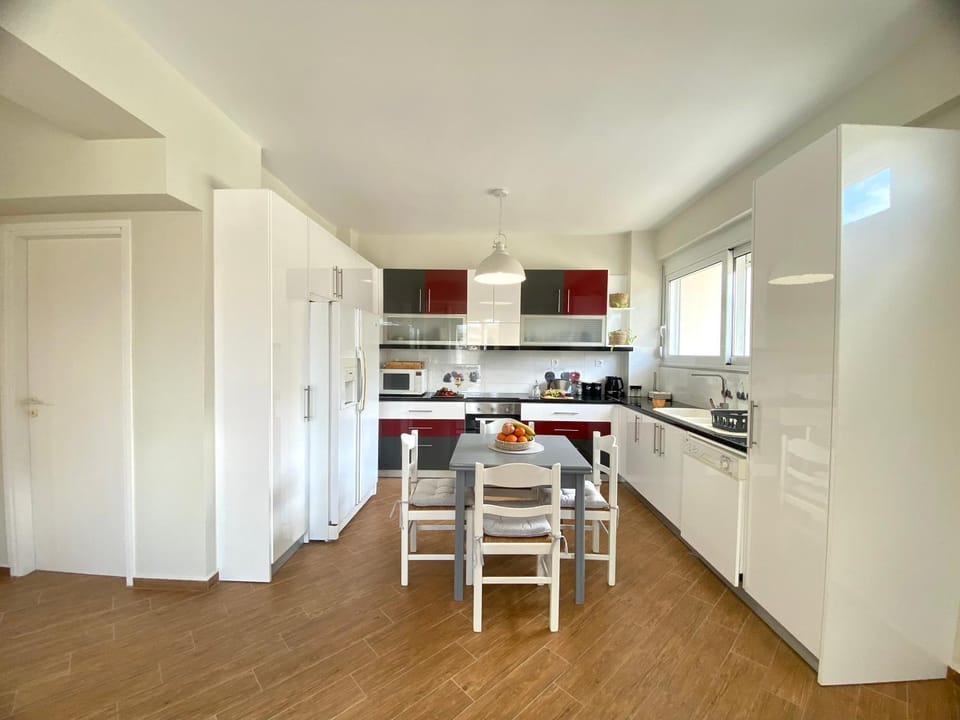 Kitchen or kitchenette, Dining area, minibar, pet friendly
