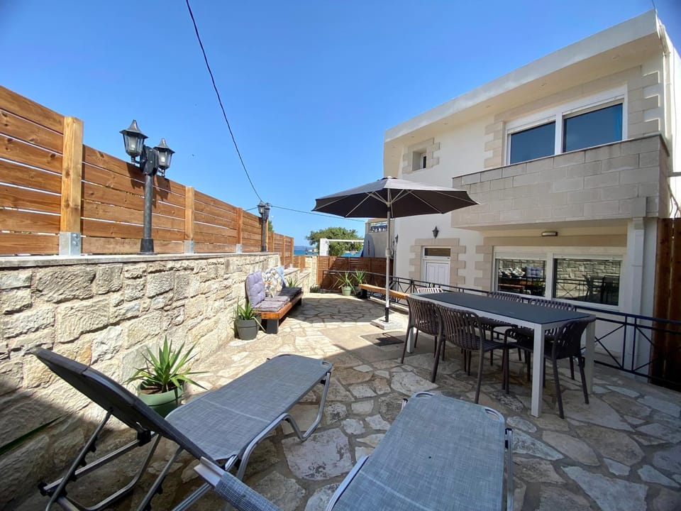 Property building, Patio, Balcony/Terrace