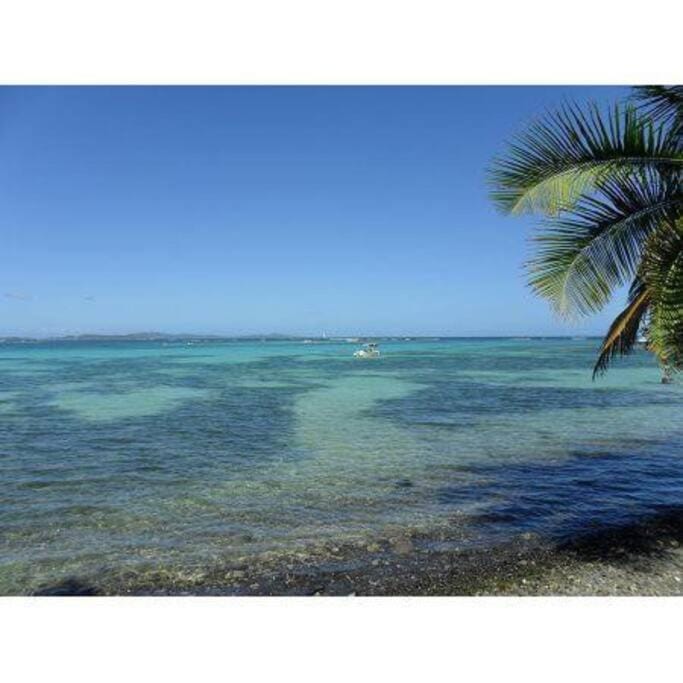 TROIS ILETS-GRAND STUDIO-VUE MER PARADISIAQUE-PISCINE -BIEN SITUE- WIFI GRATUITE- PRES de la Plage 3 minutes à pieds -DES Commerces et Restaurants Apartment in Les Trois-Îlets