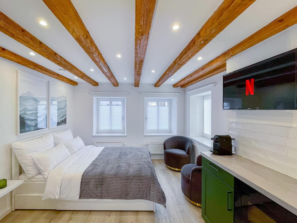 Bed, TV and multimedia, Living room, Photo of the whole room, Seating area, Evening entertainment, Bedroom