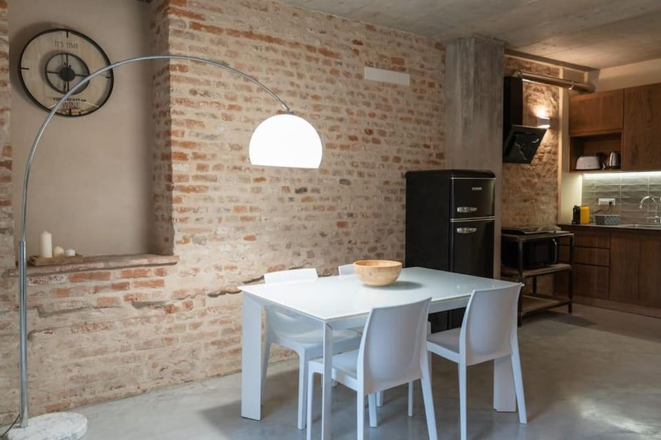 Kitchen or kitchenette, Dining area, minibar, pet friendly, stove