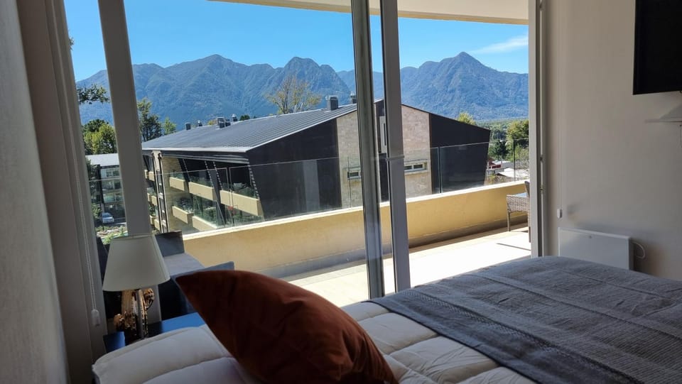 Bedroom, Mountain view