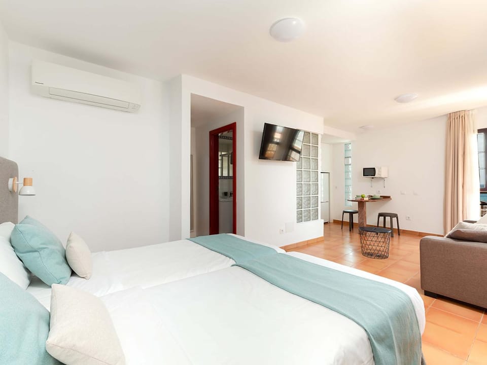 Bed, TV and multimedia, Living room, Photo of the whole room, Bedroom, air conditioner