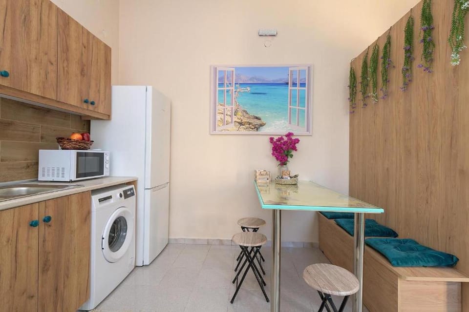 Kitchen or kitchenette, washing machine