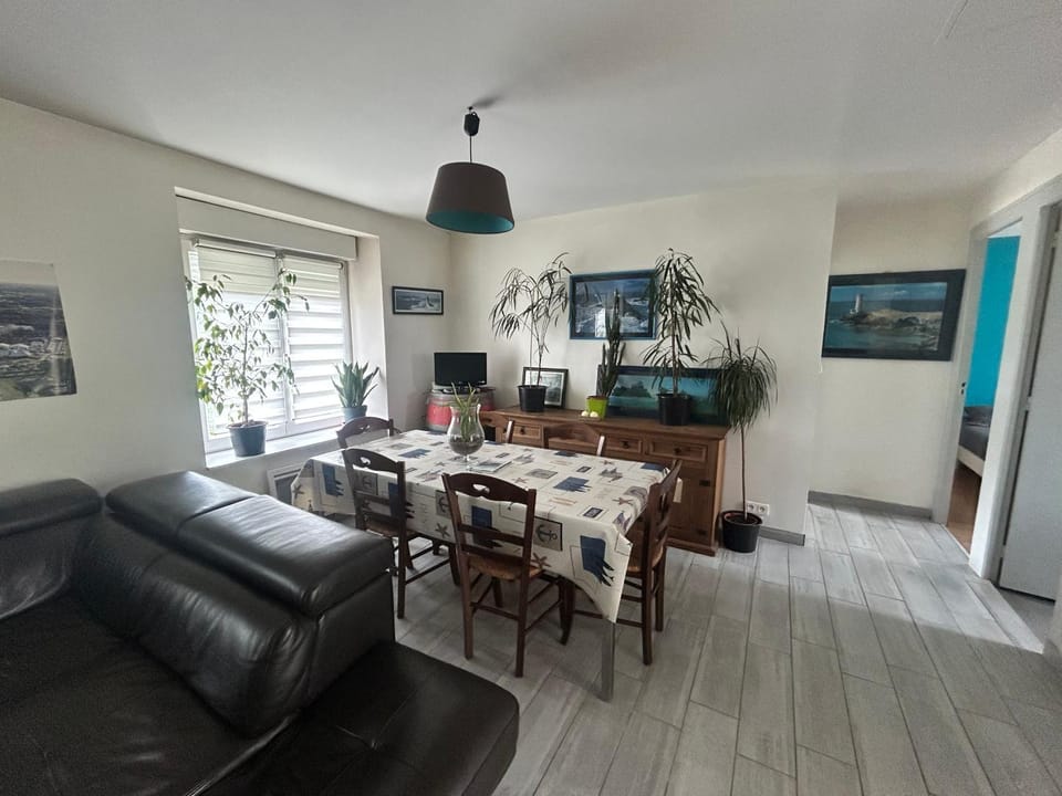 Dining area, pet friendly