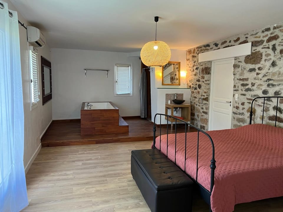 Photo of the whole room, Bedroom