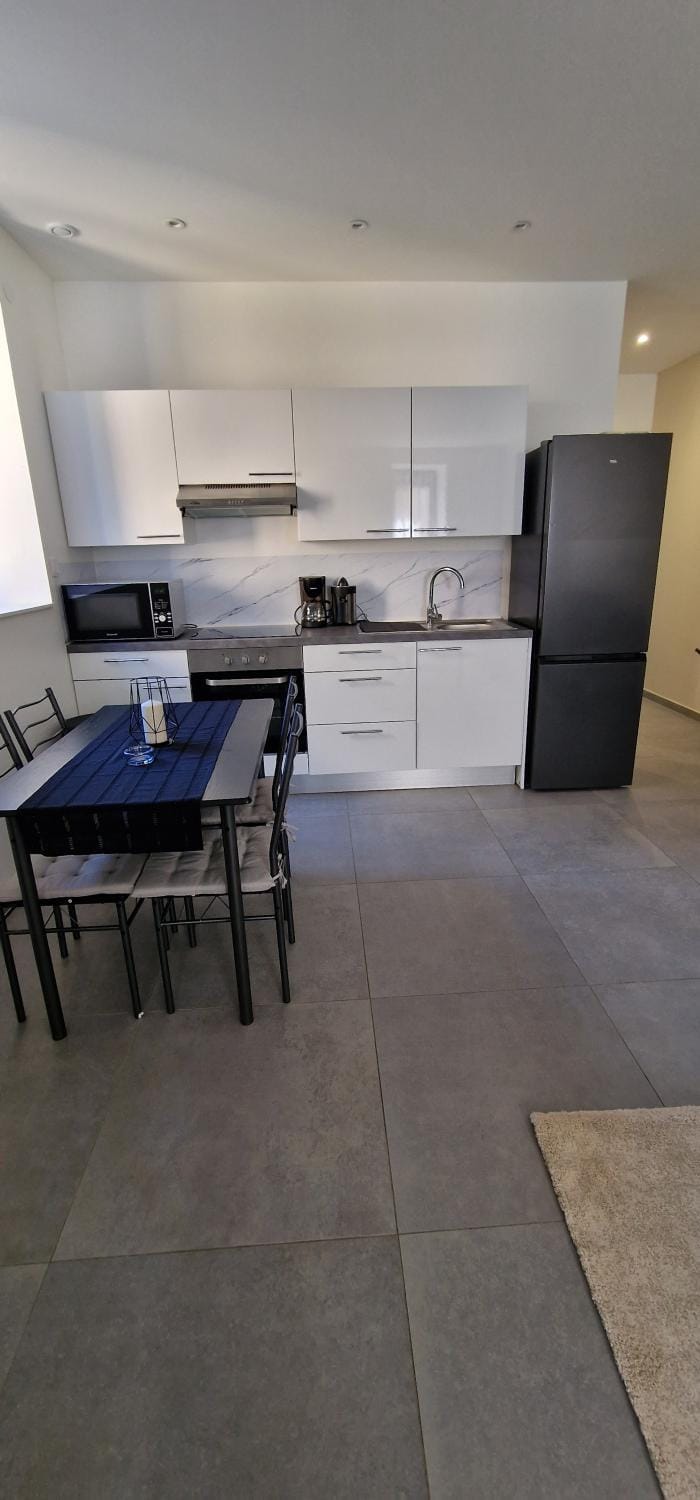 Kitchen or kitchenette, Dining area, minibar, pet friendly, stove